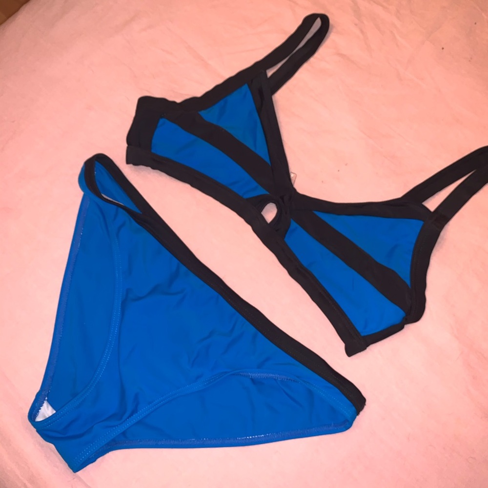 Sporty colorblock swim